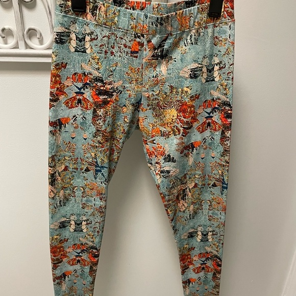 Soft surroundings have to have blue corduba printed ankle pants sz small - Picture 2 of 4